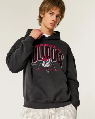 Kastenförmiger Hoodie mit Grafik der University of Georgia Bulldogs Kastenförmiger Hoodie mit Grafik der University of Georgia Bulldogs
