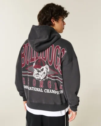 Kastenförmiger Hoodie mit Grafik der University of Georgia Bulldogs Kastenförmiger Hoodie mit Grafik der University of Georgia Bulldogs