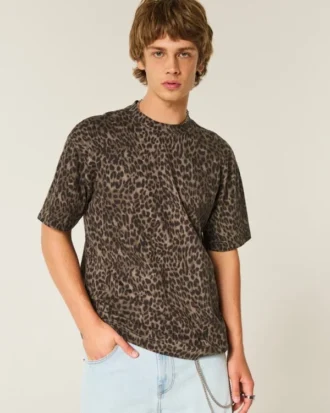 Kastig geschnittenes, schweres Baumwoll-T-Shirt mit Leopardenmuster Kastig geschnittenes, schweres Baumwoll-T-Shirt mit Leopardenmuster