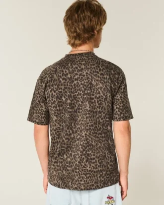 Kastig geschnittenes, schweres Baumwoll-T-Shirt mit Leopardenmuster Kastig geschnittenes, schweres Baumwoll-T-Shirt mit Leopardenmuster