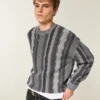 Kastiger gestreifter Pullover mit Rundhalsausschnitt Kastiger gestreifter Pullover mit Rundhalsausschnitt