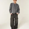 Kastiger gestreifter Pullover mit Rundhalsausschnitt Kastiger gestreifter Pullover mit Rundhalsausschnitt