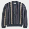 Kastiger gestreifter Pullover mit Rundhalsausschnitt Kastiger gestreifter Pullover mit Rundhalsausschnitt