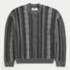 Kastiger gestreifter Pullover mit Rundhalsausschnitt Kastiger gestreifter Pullover mit Rundhalsausschnitt