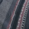 Kastiger gestreifter Pullover mit Rundhalsausschnitt Kastiger gestreifter Pullover mit Rundhalsausschnitt