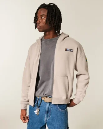 Kastiger Hoodie mit Reißverschluss und NASCAR-Grafik