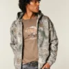 Kastiger Kapuzenpullover mit Reißverschluss und Camouflage-Muster Kastiger Kapuzenpullover mit Reißverschluss und Camouflage-Muster