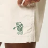 Kühle Golfshorts, die über dem Knie enden Kühle Golfshorts, die über dem Knie enden