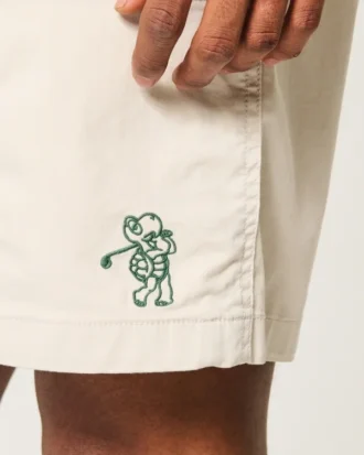 Kühle Golfshorts, die über dem Knie enden