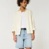 Kniehohe, lockere Jeansshorts im Used-Look Kniehohe, lockere Jeansshorts im Used-Look