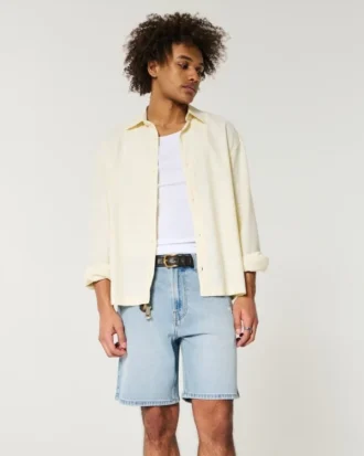 Kniehohe, lockere Jeansshorts im Used-Look