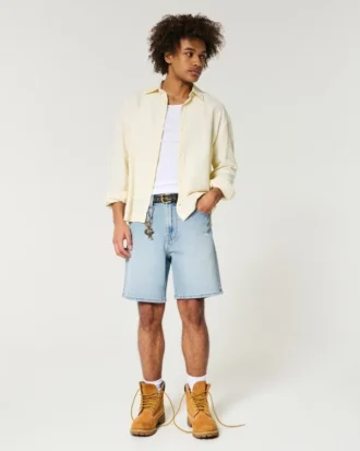 Kniehohe, lockere Jeansshorts im Used-Look