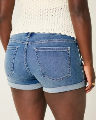 Kurvige Low-Rise-Shorts aus mittelblauem Denim