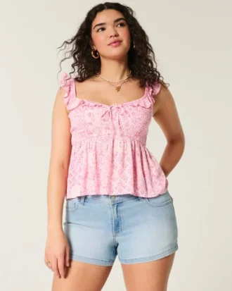 Kurvige, niedrig geschnittene, hell gewaschene Denim-Shorts mit Blumenstickerei