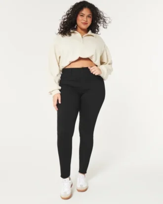 Kurvige schwarze Leggings mit hoher Taille