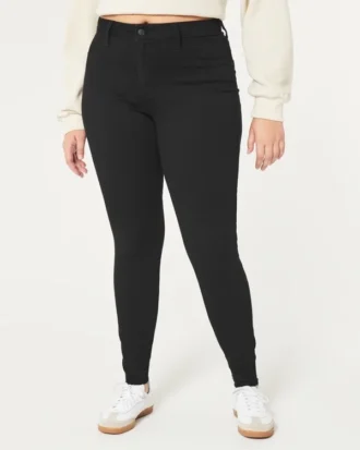 Kurvige schwarze Leggings mit hoher Taille