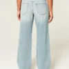 Kurvige, tief sitzende Baggy-Jeans in heller Waschung Kurvige, tief sitzende Baggy-Jeans in heller Waschung