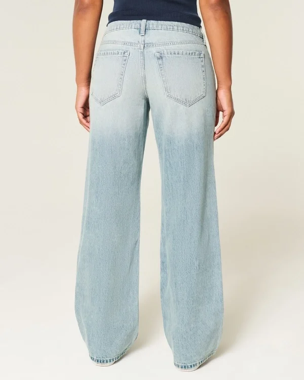 Kurvige, tief sitzende Baggy-Jeans in heller Waschung Kurvige, tief sitzende Baggy-Jeans in heller Waschung