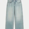 Kurvige, tief sitzende Baggy-Jeans in heller Waschung Kurvige, tief sitzende Baggy-Jeans in heller Waschung