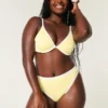 Kurviger, hoch geschnittener Bikini-Slip mit geripptem Cheeky-Schnitt