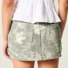 Kurviger Minirock aus Camouflage-Denim mit niedriger Leibhöhe Kurviger Minirock aus Camouflage-Denim mit niedriger Leibhöhe