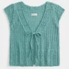 Kurzärmelige Strickjacke im Häkelstil Kurzärmelige Strickjacke im Häkelstil