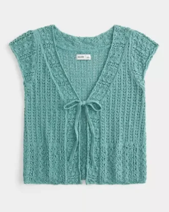 Kurzärmelige Strickjacke im Häkelstil Kurzärmelige Strickjacke im Häkelstil