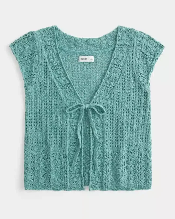 Kurzärmelige Strickjacke im Häkelstil Kurzärmelige Strickjacke im Häkelstil