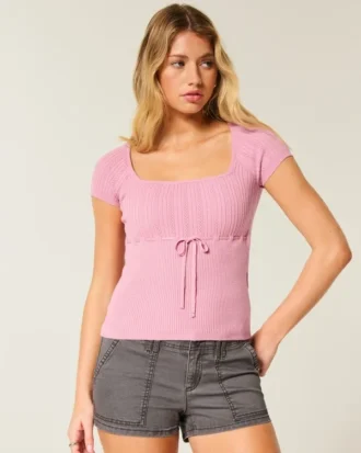 Kurzärmeliger Pullover mit quadratischem Ausschnitt Kurzärmeliger Pullover mit quadratischem Ausschnitt