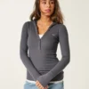 Langärmeliges Henley-Shirt mit Kapuze