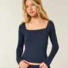 Langärmliges Baby-T-Shirt aus nahtlosem Stoff mit quadratischem Ausschnitt Langärmliges Baby-T-Shirt aus nahtlosem Stoff mit quadratischem Ausschnitt