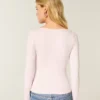 Langärmliges Baby-T-Shirt aus nahtlosem Stoff mit quadratischem Ausschnitt Langärmliges Baby-T-Shirt aus nahtlosem Stoff mit quadratischem Ausschnitt