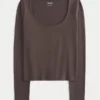 Langärmliges Baby-T-Shirt aus nahtlosem Stoff mit Rundhalsausschnitt Langärmliges Baby-T-Shirt aus nahtlosem Stoff mit Rundhalsausschnitt