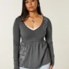 Langärmliges Babydoll-Oberteil mit Grafikprint und gerafftem Brustbereich Langärmliges Babydoll-Oberteil mit Grafikprint und gerafftem Brustbereich