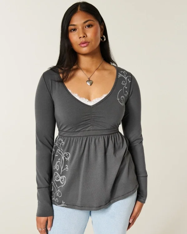 Langärmliges Babydoll-Oberteil mit Grafikprint und gerafftem Brustbereich Langärmliges Babydoll-Oberteil mit Grafikprint und gerafftem Brustbereich