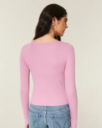 Langärmliges Oberteil mit Schlitzausschnitt