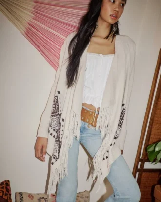Leicht zu tragende Strickjacke ohne Verschluss