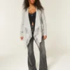 Leicht zu tragende Strickjacke ohne Verschluss Leicht zu tragende Strickjacke ohne Verschluss