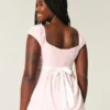 Leichtes Babydoll-Oberteil aus Satin mit Bindeband Leichtes Babydoll-Oberteil aus Satin mit Bindeband