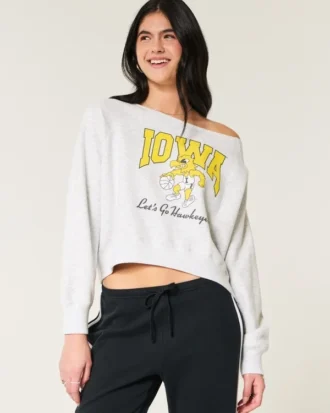 Leichtes Off-Shoulder-Sweatshirt mit Iowa Hawkeyes-Grafik