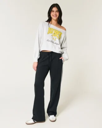 Leichtes Off-Shoulder-Sweatshirt mit Iowa Hawkeyes-Grafik