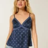 Leichtes Satin-Top mit Spitzenbesatz Leichtes Satin-Top mit Spitzenbesatz