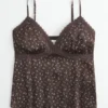 Leichtes Satin-Top mit Spitzenbesatz Leichtes Satin-Top mit Spitzenbesatz