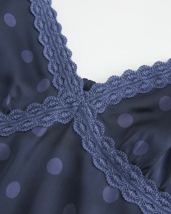 Leichtes Satin-Top mit Spitzenbesatz Leichtes Satin-Top mit Spitzenbesatz