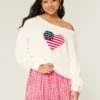 Locker sitzender, schulterfreier Pullover mit Flaggen-Herz-Motiv