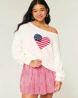 Locker sitzender, schulterfreier Pullover mit Flaggen-Herz-Motiv
