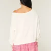 Locker sitzender, schulterfreier Pullover mit Flaggen-Herz-Motiv
