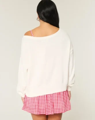 Locker sitzender, schulterfreier Pullover mit Flaggen-Herz-Motiv
