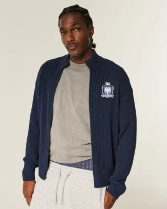 Locker sitzender Sweater mit Reißverschluss und Emblem