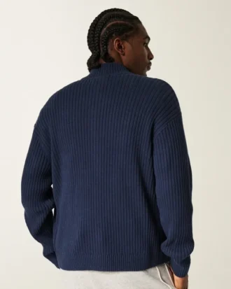 Locker sitzender Sweater mit Reißverschluss und Emblem